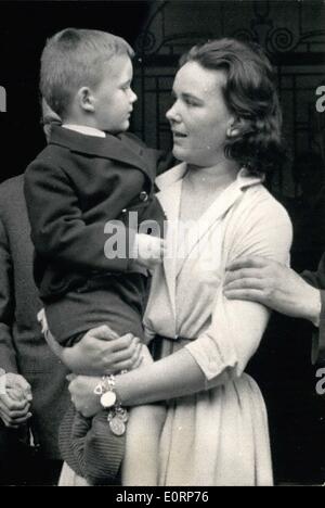 4. April 1960 - entführt junge gefunden: Foto zeigt MME Peugeot hält wenig Eric in ihr Arme, nachdem der junge zurück zu seinen Eltern früh gebracht worden war. Stockfoto