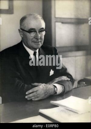 4. April 1960 - entführt junge gefunden. OPS: - M. Jean-Pierre Peugeot, Großvater, Chef der Peugeot Auto Hersteller Familie glücklich lächelnd in seinem Büro. Stockfoto