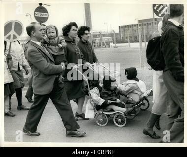 4. April 1960 - Start der Anti-Atom Aldermaston March. Kinder in Push-Stühle.: mehr als zehntausend Menschen sollen in den jährlichen Ostern Anti-Atom-Marsch von Aldermaston zum Trafalgar Square, London - heute beteiligt werden. Foto zeigt, dass Kinder im Kinderwagen heute in der Marsch von Aldermaston enthalten sind. Stockfoto