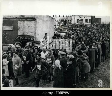 2. Februar 1960 - die Marathon-Demonstranten auf dem Weg... Der Massenstart. Sieben hundert Wettbewerbern brach von John O'Groats - auf die Butlin Marathon laufen nach Endland... Fünf Stunden nach Start - 150 Personen ausgeschieden- und bald 21 davon in einem Krankenhaus in Wick - für Blister und Belichtung behandelt wurden... Holiday Camp King Billy Butlin ist das Aufstellen von Preise geschätzt auf mehr als 5.000 £ - und mit Nr. "13" bis - er machte sich um die ersten 50 Meilen sich zu bedecken. Keystone-Fotoshows:-Gesamtansicht der Massenstart von John O'Groats. Stockfoto