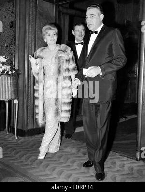 Zsa Zsa Gabor am Eröffnungsabend des sinken der Bismarck im Odeon Kino Stockfoto