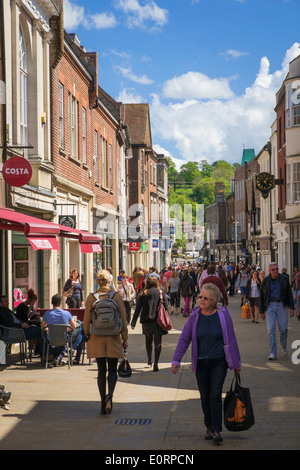 Belebten Hauptstraße. Einkaufsstraße in Winchester, Hampshire, England, Großbritannien Stockfoto