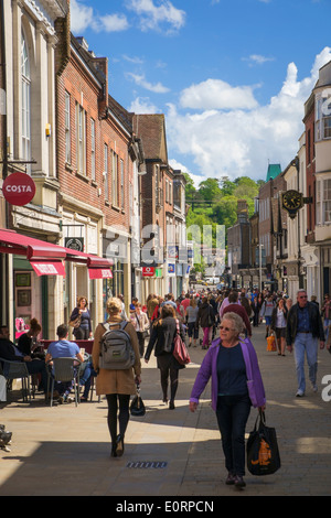 Geschäftige Einkaufsstraße, Großbritannien in Winchester High Street, Hampshire, England Stockfoto