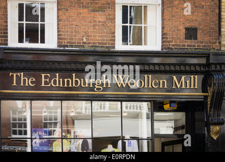 Edinburgh Woollen Mühle Kette Bekleidungsgeschäft, UK Stockfoto