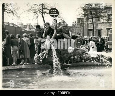 4. April 1960 - Kühlung ungerade am Trafalgar Square. Ende des Anti-Nuclear Micha: Foto zeigt Demonstranten abkühlen durch Klettern an einem Brunnen Ornamente - auf dem Trafalgar Square heute Nachmittag - in Aldermaston bis London Anti-Atom-März. Stockfoto