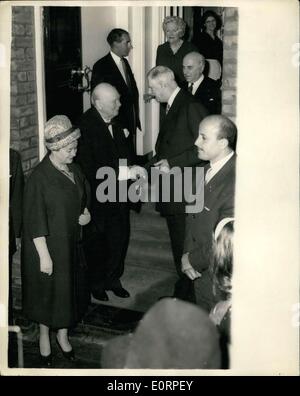 6. April 1960 - Präsident und MME De Gaulle besuchen für Winston und Lady Churchill: Sir Winston schüttelt Hände mit Staatspräsident De Gaulle, als er Sir Winston Londoner Residenz am Hyde Park Gate heute Abend geht. Im Vordergrund steht Mme De Gaulle. Stockfoto