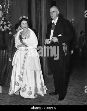 Königin ELIZABETH II und Präsident von Frankreich CHARLES DE GAULLE am Royal Opera House in Covent Garden. Stockfoto