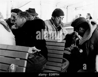 Schauspieler David Niven und Anthony Quinn in "Guns of Naverone" Stockfoto