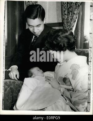 16. April 1960 - das japanische baby, Prince- und seine Eltern: Prinz Hiro Naruhito, den neugeborenen Sohn von Kronprinz Akikito und Kronprinzessin Michiko von Japan wurde offiziell mit seinen Eltern im Alter von 50 Tagen - in Tokio vor kurzem fotografiert. Foto zeigt Kronprinz und Prinzessin Akihito - mit Baby Prinz Hiro - in der Hofburg, Tokio. Stockfoto