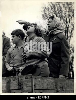 22. April 1960 - 22.4.60 The Royals beobachten Badminton Horse Trials. Foto zeigt: Die Königin weist darauf hin einen Vorfall zu Prinz Charles und Prinzessin Anne, wie sie in der Heuwagen beobachten die Cross Country Testversuche, stattfindenden Trainingsquartier, Gloucestershire, heute stehen. Stockfoto