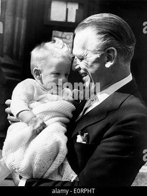 Schauspieler Douglas Fairbanks, Jr. mit seinem Patenkind Stockfoto