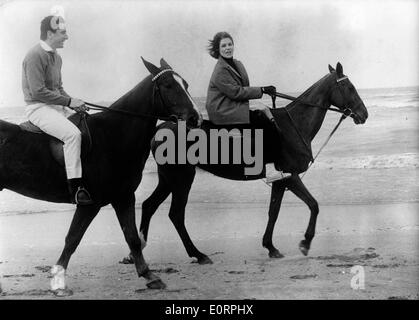 Schauspielerin Kim Novak Reiten am Strand Stockfoto