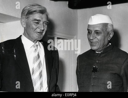 Aneurin Bevan trifft sich mit Jawaharlal Nehru Stockfoto