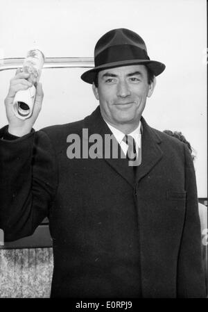 Schauspieler Gregory Peck in Paris ankommen Stockfoto