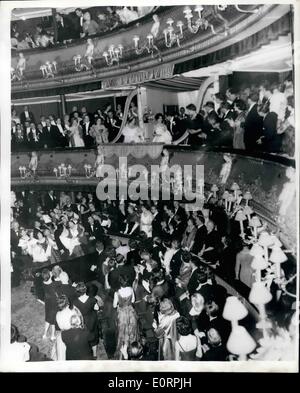 1. März 1960 - Gäste 03.01.60 Royal in Covent Garden. Angefeuert von den Zuschauern. Die Königin-Mutter, Prinzessin Margaret und Tony Armstrong-Jones besuchte das Royal Ballet Covent Garden heute Abend. Foto zeigt: Die Königin-Mutter, Prinzessin Margaret und Tony Armstrong-Jones in der Royal Box sind vom Publikum in Covent Garden heute Abend jubelten. Stockfoto