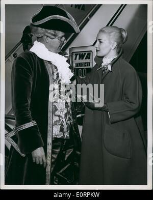 3. März 1960 - N.Y. International Airport: Schöne Academy Award-Gewinner Joanne Woodward bietet ihr greater New Yorks den eigenen Vater Knickerbocker (Gordon Ray) mit ihr Autogramm auf Ankunft über TWA International Boeing 707 Jet von Los Angeles. Miss Woodward, der gerade '' von the Terrace'' abgeschlossen ist auf dem Weg nach Tel Aviv, wo sie ihr Schauspieler-Mann, Paul Newman beitreten, die vor Ort ist. Ihren letzten Film '' The Fugitive Kind'' wird bald veröffentlicht werden. Stockfoto