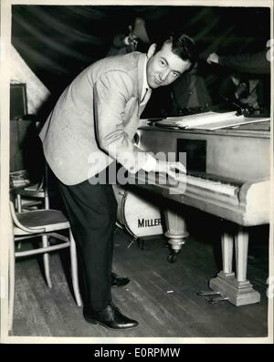 3. März 1960 - American Star in London zu singen. Bobby Darin die amerikanische Sängerin, die eine Erfolg der "Mack the Knife Aufzeichnung '' Stockfoto