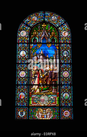 Buntglas-Fenster mit der Hl. Cornelius in der Eglise Saint-Cornely, Carnac, Morbihan, Bretagne, Frankreich, Europa Stockfoto