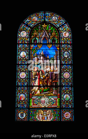 Buntglas-Fenster mit der Hl. Cornelius in der Eglise Saint-Cornely, Carnac, Morbihan, Bretagne, Frankreich, Europa Stockfoto