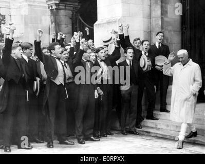 Jawaharlal Nehru Wellen Studenten verlassen die Harrow School Stockfoto