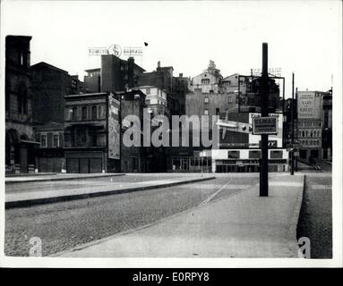 4. Mai 1960 - verlassene Straße in Istanbul während der 32 - Stunden Sperrstunde: Bild zeigt: Blick auf die verlassenen Ort De Karakoy, Istanbul, Türkei, aufgenommen während der 32-Stunden-Ausgangssperre, die am Samstag Abend begann. Allgemeine Fahri Ozdilek, Kriegsrecht Kommandant von Istanbul, warnte der Peoppe, dass seine Truppen Feuer n'' selbst die kleinsten '' öffnen würde treffen. Stockfoto