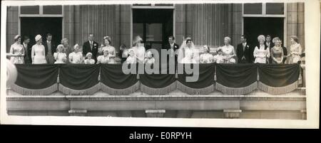 5. Mai 1960 - die königliche Hochzeit... Paar erscheinen am Palast Balkon mit Mitgliedern ihrer Familie.: Foto zeigt die Szene als Prinzessin Margaret und ihr Ehemann Anthony Armstrong-Jones auf dem Palast-Balkon mit ihren Brautjungfern- und ihren Familienangehörigen heute Nachmittag erschien... H.M der Queen und Prinz Philip sind auf der linken Seite - mit der Queen-O'. Herzogin von Hert und Herzog von Kent (ihr Sohn) sind nach links. Prinz Charles ist - neben der Königin-Mutter winken. Stockfoto