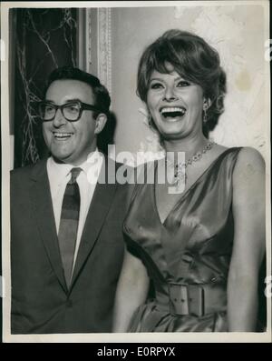 5. Mai 1960 - Sophia Loren kommt hier zum Star neue Film mit Peter Sellers: glamouröse italienische Film Sterne Sophia Loren ist angekommen in London zum Stern mit Peter Sellers in einem neuen Film '' The Millionärin '', basierend auf dem Theaterstück von Shaw. Foto zeigt Sophia Loren und Peter Sellers in fröhlicher Stimmung, wenn sie einen Empfang im Hotel Ritz heute Abend besucht. Stockfoto