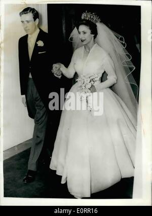 5. Mai 1960 - verlassen das königliche Brautpaar Abtei nach Hochzeit. Foto zeigt Mr.Antony Armstrong Jones begleitet seine Braut Prinzessin Margaret, als sie die Abtei nach ihrer Hochzeit heute Nachmittag verließen. Stockfoto