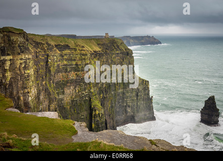 Cliffs of Moher an der atlantischen Küste von County Clare, Republik Irland, Europa mit O'Briens Tower an stürmischen Tag Stockfoto