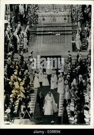 5. Mai 1960 - die königliche Hochzeit Hand in Hand gehen sie den Gang hinunter. Foto zeigt Prinzessin Margaret und ihr Ehemann Antony Armstrong-Jones Gang hinunter die Sidle nach ihrer Hochzeit heute in der Westminster Abbey. Ihre jungen Brautjungfern sehen Sie nach. Stockfoto