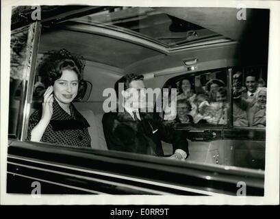 5. Mai 1960 - letzte Probe für die königliche Hochzeit Prinzessin Margaret und Husband-To-Be: Die Generalprobe für die morgige Royal Wedding wurde heute Nachmittag in der Westminster Abbey statt. Foto zeigt Prinzessin Margaret Wellen - wie sie verließ Clarence House für Westminster Abbey - mit ihrem Ehemann - Möchtegern Antony Armstrong-Jones heute Nachmittag. Schaulustige Peer durch das Fenster. Stockfoto