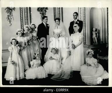 5. Mai 1960 - die königliche Hochzeit offizielle Gruppe im Buckingham Palace. Foto zeigt Prinzessin Margaret mit ihrem Ehemann Antony Armstrong-Jones - ihre Brautjungfern einschließlich Prinzessin Anne (stehend - rechts) und Trauzeuge - Dr. Roger Gilliatt - im Buckingham Palace heute Nachmittag. Stockfoto