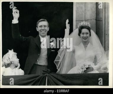 5. Mai 1960 - The Royal Wedding... Prinzessin Margaret und ihr Mann auf Schloss Balconyy. Bild zeigt: Prinzessin Margaret und ihr Ehemann Antony Armstrong-Jones anerkennen der Jubel der Menge, wenn sie auf dem Balkon des Buckingham Palace - nach ihrer Hochzeit in der Westminster Abbey heute erschienen. Stockfoto