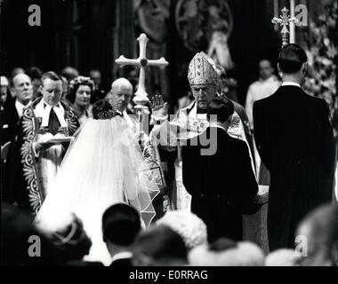 5. Mai 1960 - The Royal Wedding. Erzbischof von Canterbury segnet die Braut und Bräutigam. Foto zeigt Dr. Geoffrey Fisher der Erzbischof von Canterbury - segnet er Prinzessin Margaret und Anthony Armstrong-Jones - während ihrer Hochzeit in der Westminster Abbey heute Morgen. Stockfoto