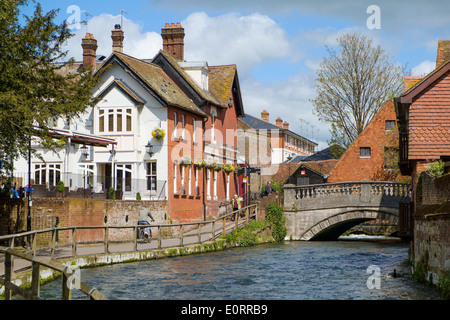 Brücke über den Fluss Itchen und Uferweg, Winchester, Hampshire, England, UK Stockfoto