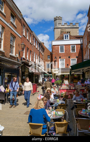 Menschen außerhalb Cafés in Winchester, Hampshire, England, Uk Stockfoto