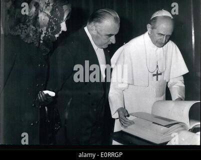 5. Mai 1960 - Vatikanstadt: Papst Paul VI. erhielt von einer Privataudienz Mr und Mrs Georges Pompidou, die Frankreichs ehemaliger Premierminister, begleitet von dem französischen Botschafter, der Heilige Stuhl M. Rene Brouillet. der Papst gived wie Herr Pompidou präsentieren eine Kopie von den kostbaren und künstlerischen Unterschied Urbinate Code, dessen, die Original im Vatikan aufbewahrt wird. Stockfoto