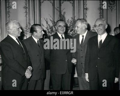 5. Mai 1960 - International Cancer institute Foundation diskutiert In Paris: Wissenschaftler und Persönlichkeiten von Weltruf besprachen das Projekt der Stiftung eine neue internationale Cancer Institute. Das Foto zeigt. Französischer Premier Georges Pompidou (Mitte). Linken Professor Ihrem, Präsident des U.I.C.C., M. Marcellin, M. Pompidou, Amerikaner Dr. James Watt und Italienisch Professor Giovanni A Cnaperia an eine Rreception im Palazzo Matignon. Stockfoto