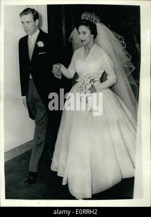 5. Mai 1960 - The Royal Wedding Ã ¢ Â'¬â €œ paar verlassen Abtei nach Hochzeit. Foto zeigt: Herr Antony Armstrong-Jones begleitet sein Stockfoto