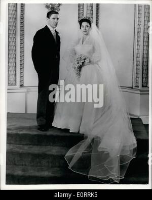 6. Mai 1960 - 05.06.60 der königlichen Hochzeit. Prinzessin Margaret und ihr Ehemann im Buckingham Palace. Foto zeigt: Prinzessin Margaret und ihr Ehemann posieren für die Kamera im Buckingham Palace heute Nachmittag. Stockfoto