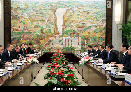 Shanghai, China. 19. Mai 2014. Chinesischen Staatspräsidenten Xi Jinping (3. R) trifft sich mit UN-Generalsekretär Ban Ki-Moon (2 L) in Shanghai, Ost-China, 19. Mai 2014. © Yao Dawei/Xinhua/Alamy Live-Nachrichten Stockfoto