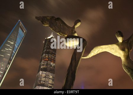 Skulpturen in der Lujiazui grüne Zone mit dem Shanghai World financial Center und Jin Mao Tower über. Stockfoto