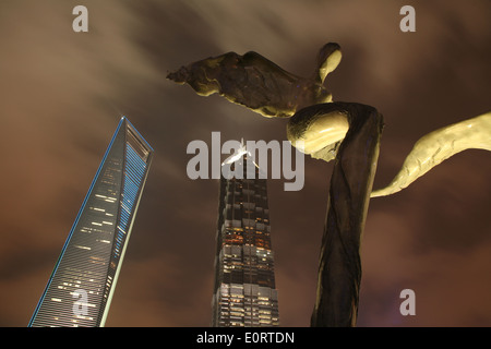 Skulpturen in der Lujiazui grüne Zone mit dem Shanghai World financial Center und Jin Mao Tower über. Stockfoto