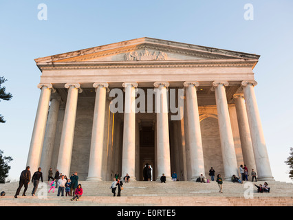 Jefferson Memorial in Washington, D.C. mit Touristen, die am späten Nachmittag Stockfoto