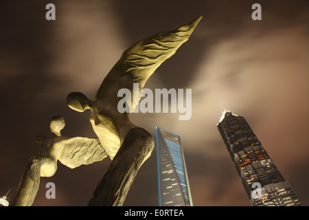 Skulpturen in der Lujiazui grüne Zone mit dem Shanghai World financial Center und Jin Mao Tower über. Stockfoto