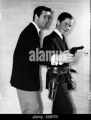 Schauspieler Hugh O'Brian gibt Herrn Rollo Fielding schießen Lektion Stockfoto