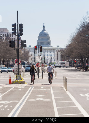 Washington DC, USA - Radfahrer Radfahrer Radfahren entlang der Pennsylvania Avenue nähert sich das Capitol Stockfoto