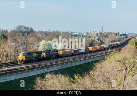 Langen Güterzug zieht entlang der Strecke von Washington DC nach Alexandria in Virginia, USA Stockfoto