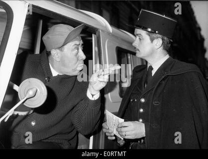 Schauspieler Fernandel schreit Polizist in einer Filmszene Stockfoto