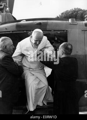 Papst Paul VI geholfen, aus einem Flugzeug Stockfoto